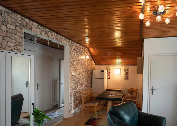 Dozsa Apartment *